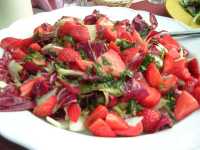 Una exquisita ensalada con frutillas y pestoA delicious salad with strawberries and pesto