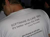 Un slogan de Linus: "El software es como el sexo: es mejor cuando es gratis"A slogan by Linus: "Software is like sex: it is better when it's free"
