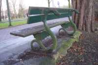 Un curioso banco con soportes en forma de serpientesA curious bench with supports in the shape of serpents