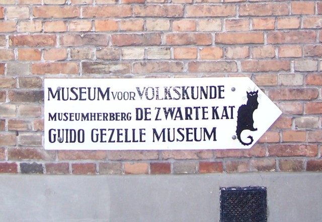 Signo apuntando hacia un museoSign pointing to a museum