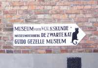 Signo apuntando hacia un museoSign pointing to a museum