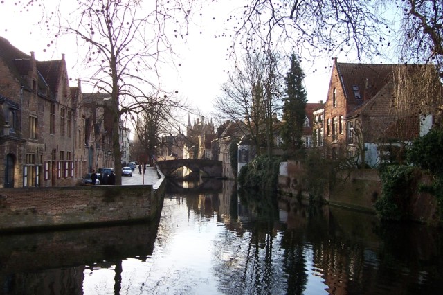 La ciudad de Brujas es muy bonita, con edificios antiguos y canalesThe city of Brugge is very pretty, with old buildings and channels