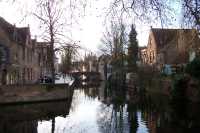 La ciudad de Brujas es muy bonita, con edificios antiguos y canalesThe city of Brugge is very pretty, with old buildings and channels
