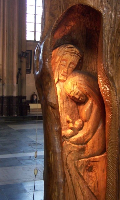 Una hermosa escultura en el centro del tronco de un �rbolA beautiful sculpture in the center of a tree's trunk