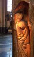 Una hermosa escultura en el centro del tronco de un �rbolA beautiful sculpture in the center of a tree's trunk