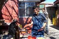 Mi cu�ado R. preparando la parrilladaMy brother in law R. preparing the barbeque