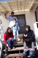 Afuera de la casa de la abuela de L., tomando el solOutsides L.'s grandmother's place in the sun