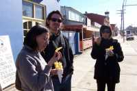 L., J. y F. comiendo M�S papas fritasL., J. and F. having MORE freedom fries
