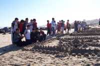 Incidentalmente, el refugio del colegio de mi hijo est� tambi�n en El Tabo, y los fui a ver a la playa en su paseo anual, haciendo castillos de arenaIncidently, the summer place of my son's school is also in El Tabo, and I went to see them by the beach making sand casttles