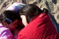 C. y su mam� M. tomando una siesta con el cachorrito horribleC. and her mother M. having a nap with the horrible puppy