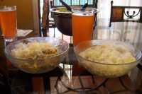 Un detalle de nuestra vida con Fabiola: a m� me gusta que lo m�s rico de una comida quede escondido (lado derecho) y a Fabiola no (lado izquierdo). A detail from our life with Fabiola: I like that the best of a plate is hidden (right side) and Fabiola doesn't (left side).