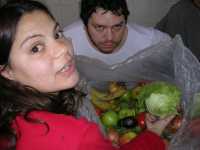 S. muestra sus verdurasS. showing her veggies