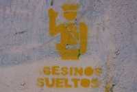 Graffitti sobre la polic�a chilenaGraffitti about the Chilean police ("killers on the loose")