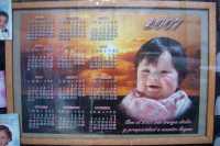 Una tienda de fotograf�a vende estos calendarios personalizados usando este beb� como modelo -- dudo que vendan muchosA photography shop advertises customized calendars using this ugly baby as a model -- I don't think they sell many