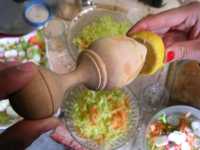 ... para sacar jugo de lim�n... to get lemon juice