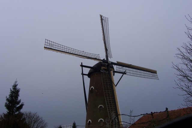 Un molino de viento en el pueblo; �ste era usado para moler, otros eran usados para achicar agua y mantener la tierra ganada al marA windmill in the town; this was used for milling, others were used to pump water and keep the land that was taken from the sea