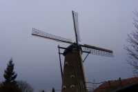 Un molino de viento en el pueblo; �ste era usado para moler, otros eran usados para achicar agua y mantener la tierra ganada al marA windmill in the town; this was used for milling, others were used to pump water and keep the land that was taken from the sea