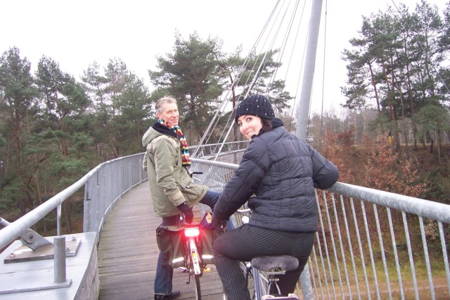 Y despu�s de tanta comida ... a andar en bicicleta al bosque>>And after so much food ... to do some biking in the woods>>
