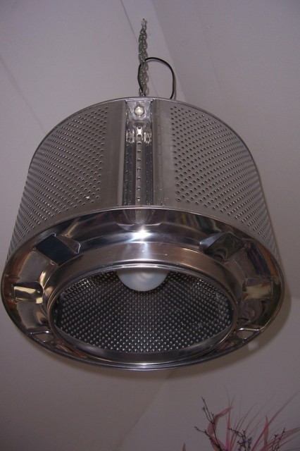 Una espectacular l�mpara hecha con el tambor de una lavadoraA spectacular lamp made with the drum from a washing machine
