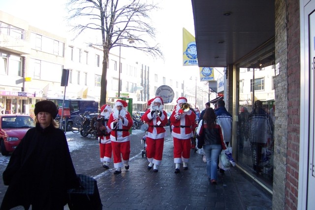 Un card�men de santasA school of santas