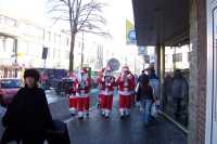 Un card�men de santasA school of santas
