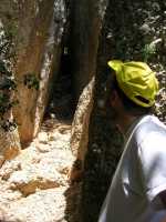 Un paso estrecho entre las rocasA narrow pass between the rocks