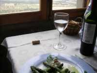 ... para comer una deliciosa parrillada vegetariana y un buen vino mirando el valle... having a delicious vegetarian grill and a fine wine looking to the valley