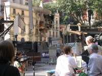 ... creando la ilusi�n de un edificio completo... creating the illusion of a whole building
