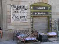 Justo en frente de la casa central de la Universidad UPFRight in front of the main building of the UPF University