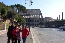 Frente al ColiseoIn front of the Coloseum