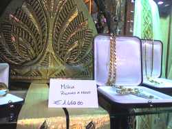 Una Mitria en Euro 1,500; entre mucha otra parafernalia costosa pero benditaA Mitria for Euro 1,500; among a lot of other expensive but blessed paraphernalia