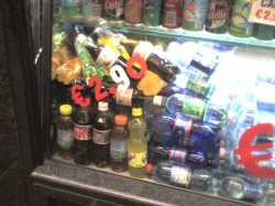 Los precios t�picos que hay justo en frente de los lugares tur�sticos (en este caso el Coliseo): Euro 1.60 la botella de 1/2 litro de agua, Euro 2.90 la botella de 1/2 litro de refresco (bebida)The typical prices you find right in front of the turistic places (in this case the Coloseum): Euro 1.60 the bottle of 1/2 liter of water, Euro 2.90 the bottle of 1/2 liter of soft drinks