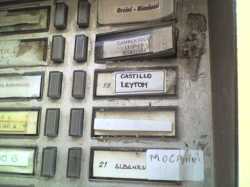 Una sorpresa: nuestros nombres segu�an en el timbre del departamento que ocupamos un a�o atr�sA surprise: our names were still on the doorbell of the flat we lived in one year ago