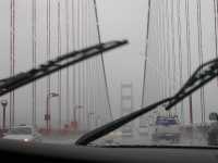 Entrando en el Golden Gate bajo la lluviaEntering the Golden Gate under the rain