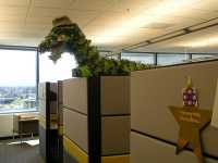 Un dinosaurio entre los cub�culos en una oficinaA dinosaur among the cubicles in an office
