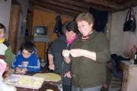 S. preparando cosas para la onceS. fixing something for tea time