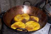 Las "sopaipillas" se hacen fritasThe "sopaipillas" are fried