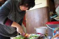 Fabiola haciendo "pebre": una salsa suavemente picanteFabiola making "pebre": a mildly spicy souce