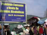 Fuimos a la fiesta de Santa Rosa de Pelequ�n que dura 3-4 d�as; a la entrada del pueblo estaba este letreroWe went to the religious feast of Saint Rose of Pelequen, that lasts 3-4 days; at the entry of the town there was this sign (The consumption and sell of alcoholic beverages is forbidden)