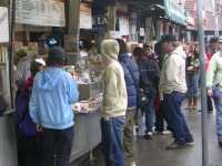 Hay muchos puestos que venden comida a base de pescados y mariscosThere are several stalls selling seafood and fish