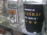 Al frente est� la ex-prisi�n de Alcatraz, as� que hay miles de souvenirs como esteRight in front is the former prison of Alcatraz, so there are thousands of souvenirs like this one