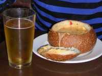 Este era uno de mis enigmas antes de ir a San Francisco: como una sopa puede ser servida en un pan. En realidad es una crema espesa, y es exquisitaThis was one of the enigmas I had before going to San Francisco: how can you serve a soup in a bread. It's actually a chowder, and it's very good