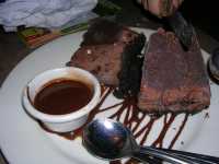 Helado, flocos, salsa y galleta de chocolateChocolate ice-cream, flake, sauce and cookie