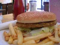 Una hamburguesa vegetariana con papas fritas y un milk shake ;-)A veggie burger with fries and a milk shake ;-)