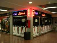 Un caf� con piernas, otra vista t�pica de Santiago, son cafes donde las meseras atienden con vestidos muy cortos o en bikiniA "cafe con piernas" (literally "coffee with legs"), another typical view of Santiago, are cafes where the waiters have very short dresses or bikinis