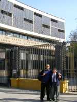 Con mi hijo junto a su colegio, el colegio p�blico donde estudiaron grandes mentes de mi pa�s, y tambi�n mi jefe y yo ;-)With my son at his school+highschool, the public school where great minds of my country studied, and also my boss and myself ;-)