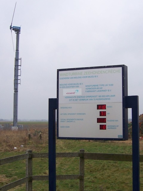 Este molino de viento abastece el complejo; con 40 Km/hr de viento produce 73 KW de potenciaThis windmill powers the complex; with 40 Km/hr  of wind it generates 73 KW of power
