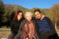 Mi hermana, mi abuelita y yoMy sister, my grandmother, and myself