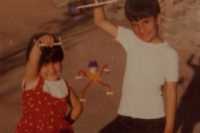 Una foto muy antigua, tal vez de cuando yo ten�a 10-12 a�os. Nos hab�an comprado juguetes nuevos a m� y a mi hermana (3 a�os menor) y est�bamos muy contentos.A very old photo, perhaps from the time when I was 10-12 years old. We had new toys with my sister (3 years younger) and we were very happy.