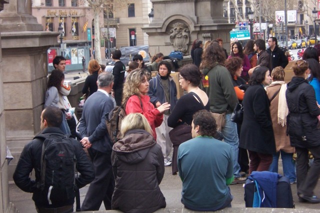 Gente reuni�ndose para la protesta, esperando instruccionesPeople gathering for the demonstration, waiting instructions
